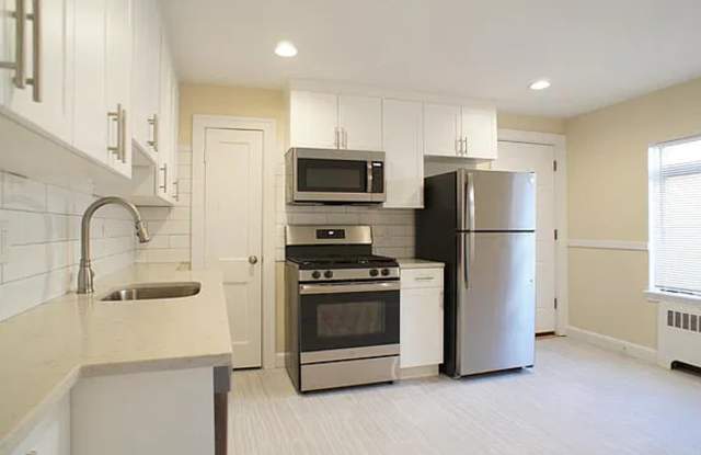 425 Newport Ave Apt 1 Gallery 2