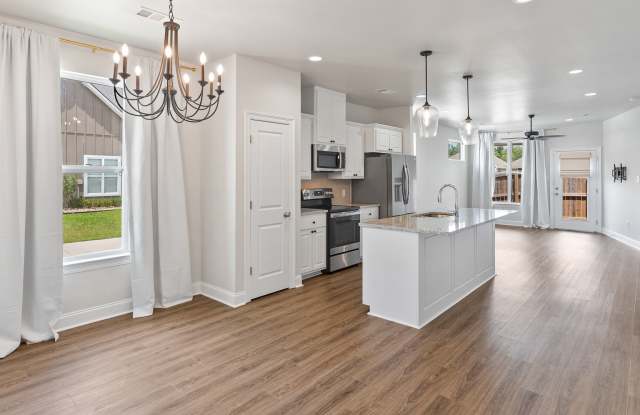 $100 Amazon Giftcard Giveaway to New Tenant!!! 3 Bedroom Townhomes Off Burbank photos photos