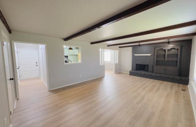 Updated 3-Bedroom, 2-Bathroom Duplex with a Spacious Fenced Backyard! Gallery 1