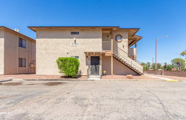 First Floor 2 Bedroom condo IN N.E. CLOSE TO BUS LINE Gallery 1