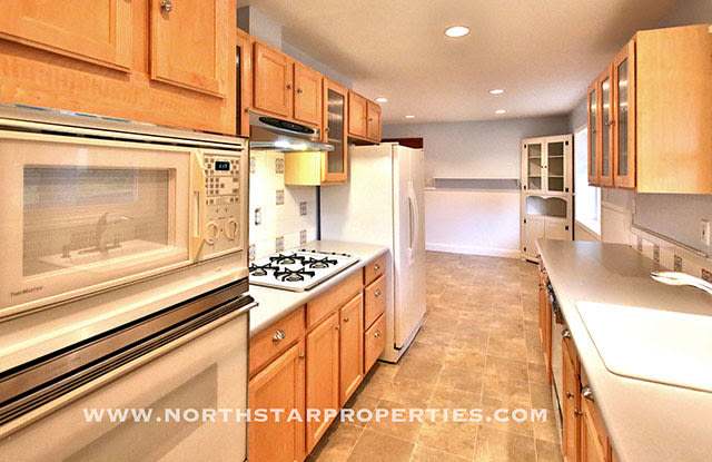 Great Lake Oswego Home Walking Distance to Everything Gallery 3