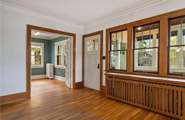 Huge 8 Bedroom Across from Macalester! June 1st Move In Gallery 3