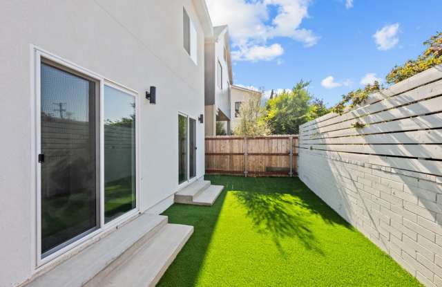 Private rooftop deck with wet bar & turfed yard! Gallery 3