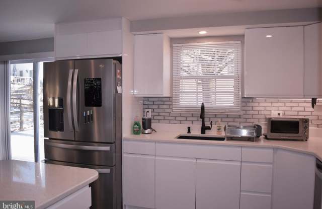 7307 CARVED STONE Gallery 3