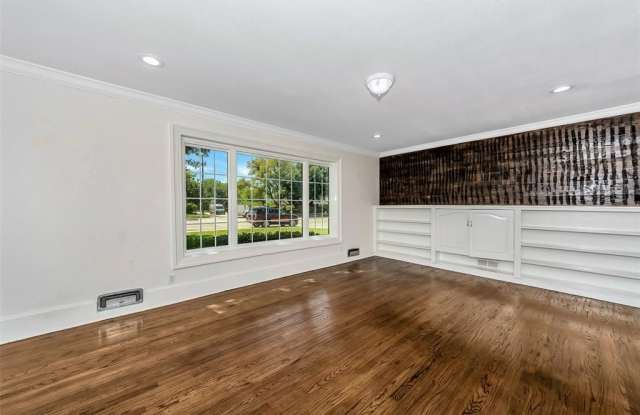 6705 Walnut Hill Lane Gallery 4