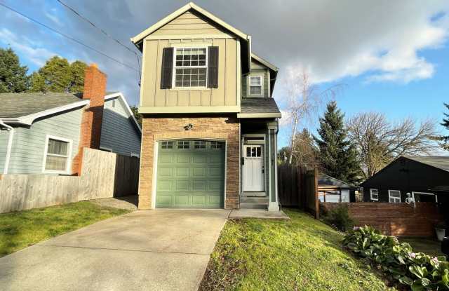 Fantastic South Tabor Home with Attached Garage, Washer/Dryer, A/C - 2746 Southeast 78th Avenue, Portland, OR 97206