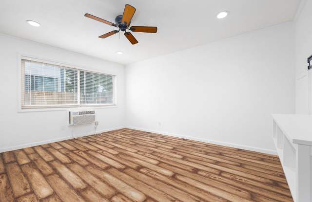 2 Story Townhome w/ Washer/Dryer and Water Included! Gallery 4