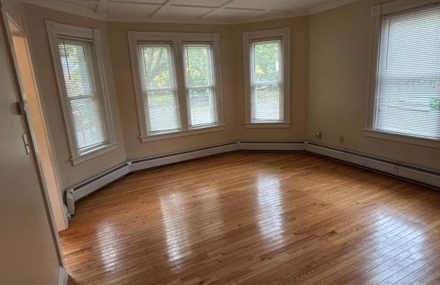 Spacious 2-Bedroom, 2-Bath Duplex with Large Fenced Yard in Williamstown – $2,200/Month Gallery 4