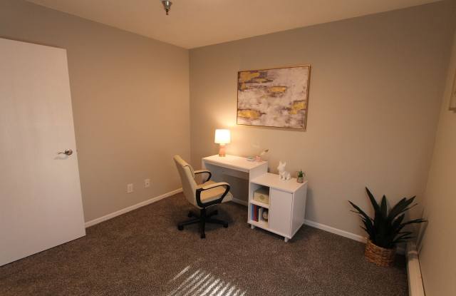 Amazing updates on this 3 bedroom apartment. Check out the LIncoln Woods today! photos photos
