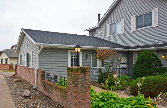 Beautiful 2-Bed 1-Bath Home Available in Oakdale! - 1574 Helmo Avenue North, Oakdale, MN 55128