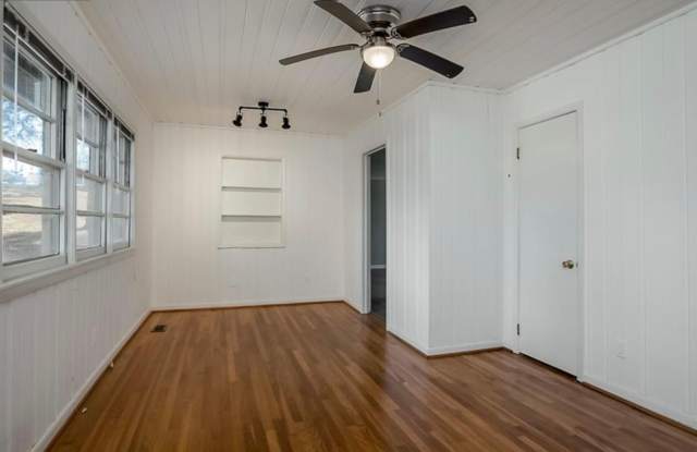 3 bedroom, 2 bath - with a huge backyard and a walk in basement Gallery 4