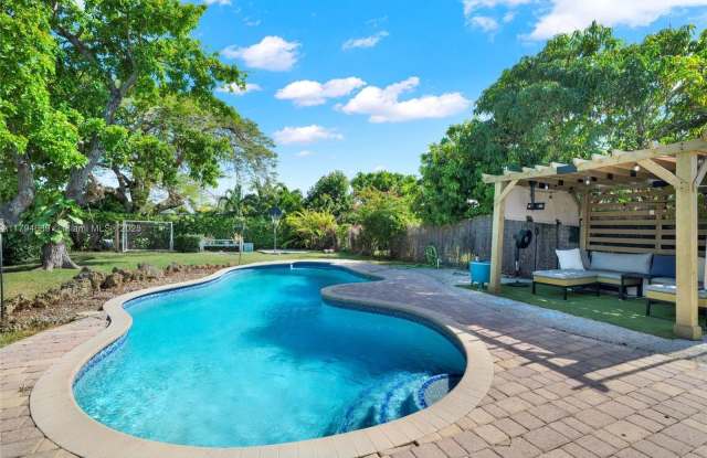 6450 SW 28th St photos photos