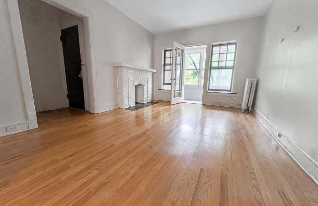 Large and Bright 1-bed/1-bath in Edgewater - Close to LUC! Gallery 4