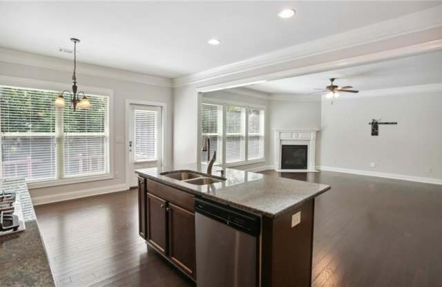 1400 Roswell Manor Circle Gallery 3