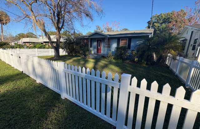 Tavares 2 Bed 1 Bath w/ Den! photos photos