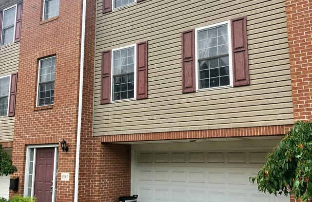 Beautiful 3 Bedroom Townhome In Bloomfield/Shadyside. Ideal Location. Available Late August. photos photos