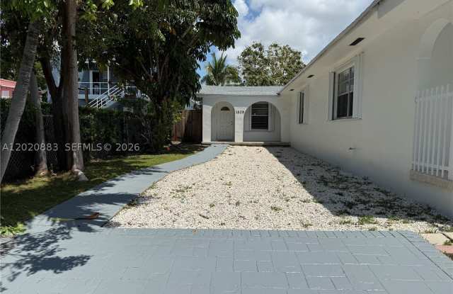 1809 NW 33rd St photos photos