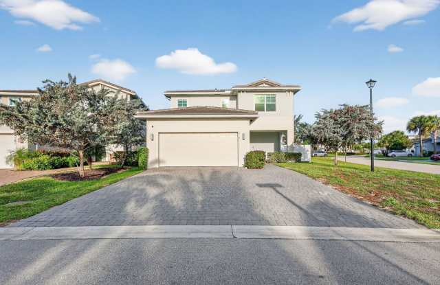 Spacious 4BR 3BA House with Pool & Spa, 2 car garage + 3 additional parking spots photos photos