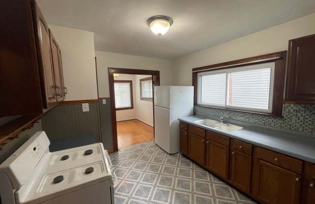 1 Bedroom House Near Columbian Park - AVAILABLE IN MAY photos photos