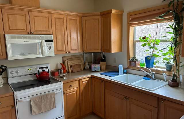 3 bedroom home with deck views of the lake and mountains in Lakeside! Gallery 4