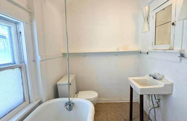 Spacious 2 Bedroom Home with Bonus Room – 1134 SW Garfield | $975/month photos photos