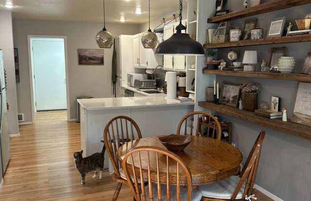 Beautiful 2 bedroom 2 bath well maintained with plenty of natural light townhouse! photos photos