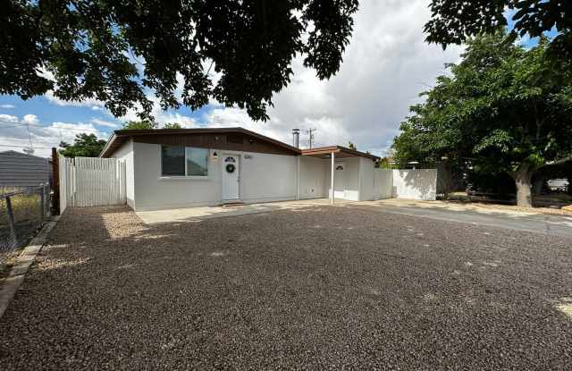 Beautiful Newly Remodeled home! AVAILABLE FURNISHED FOR $1850 OR UNFIRNISHED FOR $1650! - 1947 Hope Avenue, Kingman, AZ 86401 Beautiful Newly Remodeled home! AVAILABLE FURNISHED FOR $1850 OR UNFIRNISHED FOR $1650! - 1947 Hope Avenue, Kingman, AZ 86401