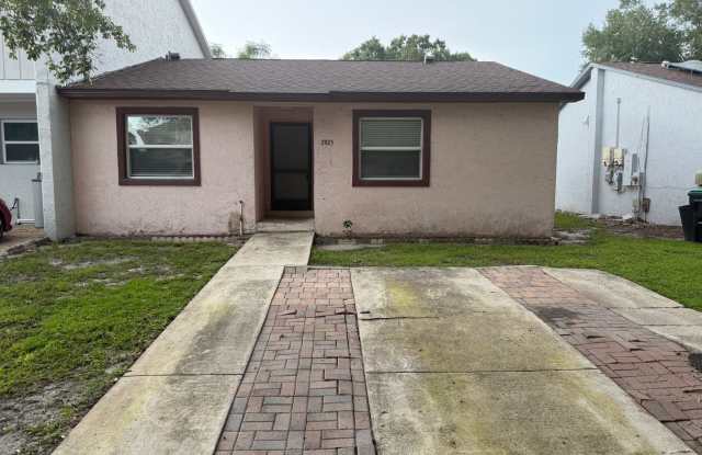 Cozy 3 Bedroom/2 bathroom Townhouse Gallery 1