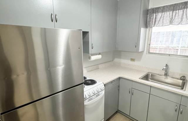 2 bedroom ground floor unit w/ parking on Ward Ave! - 1220 Ward Avenue, Honolulu, HI 96813