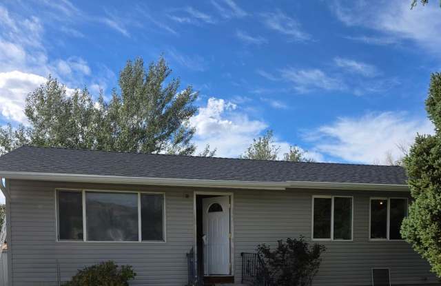 $500 OFF first months rent!!!! AWESOME 5 BED 2 BATH HOME IN POCATELLO WITH WASHER AND DRYER INCLUDED Gallery 1