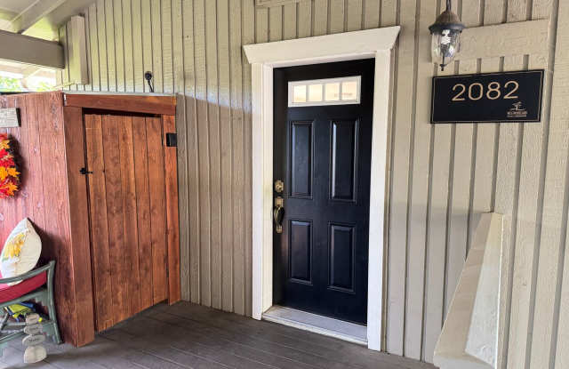 2 bedroom 1 bathroom upstairs condo $250.00 MOVE-IN SPECIAL Gallery 4