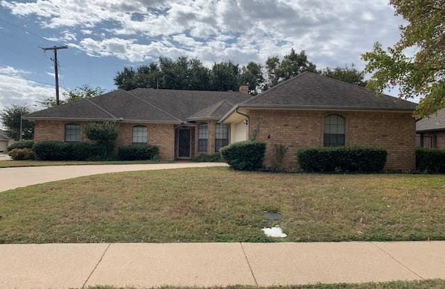 302 Roundabout Drive - 302 Roundabout Street, Midlothian, TX 76065
