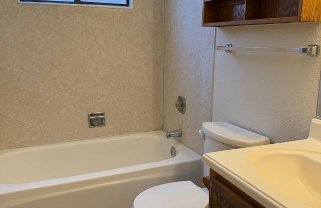 CUTE 2 BEDROOM HALF-PLEX WITH PRIVATE YARD! Gallery 1