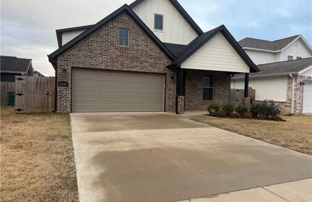 1736  W Broadway  PL - 1736 West Broadway Place, Rogers, AR 72758