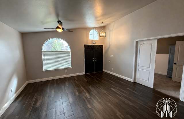 Spacious 5 Bed/3 Bath NW Bakersfield Home w/ Solar, Pool & Security Deposit Alternative Option Gallery 3