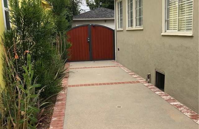 545 N Beachwood Drive Gallery 3