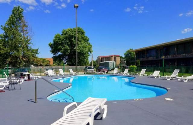 Great One Bedroom Efficiency on the Parkway in the Heart of Pigeon Forge! All Utilities Included! Gallery 2