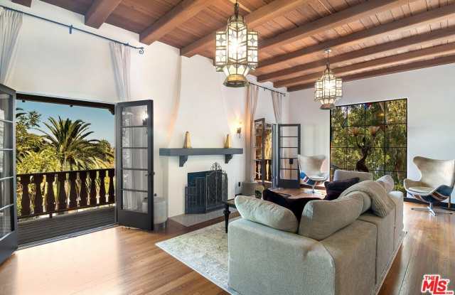 3475 N Knoll Dr Gallery 1