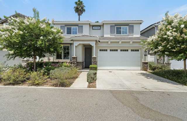 Modern Luxury 4-Bedroom 3-Bathroom Home with Private Yard photos photos