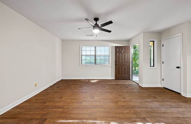Completely Renovated 2BR Duplex in Convenient Tyrone Location Gallery 4