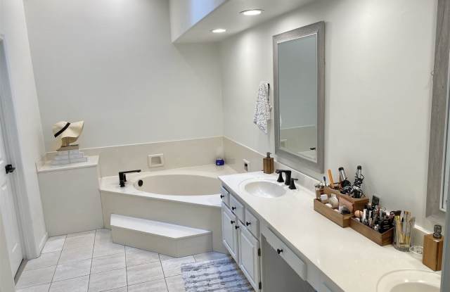 6713 East Kelton Lane Gallery 2