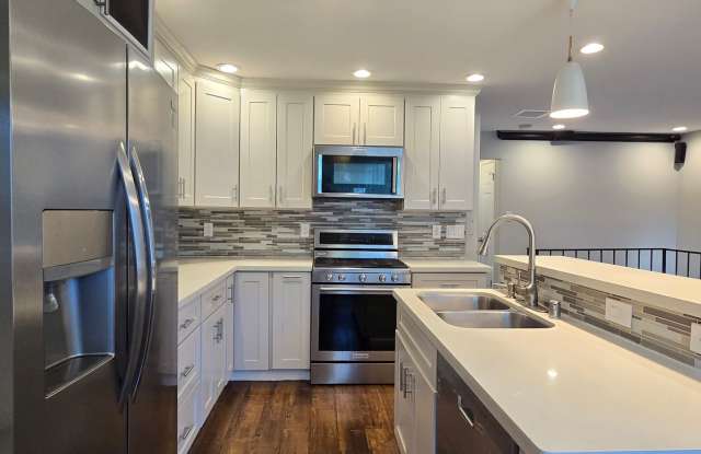 Remodeled Townhome in Beautiful Complex, A/C, Pool, Tennis Courts, Patio, Great Location! Gallery 4