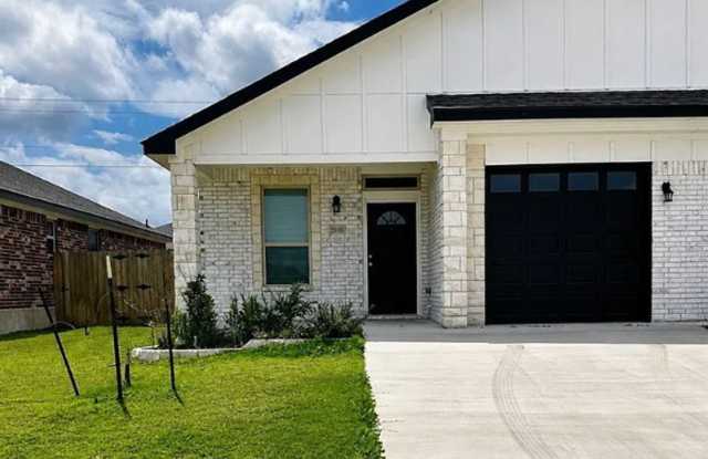Beautiful Furnished 3-Bedroom, 2-Bath Townhome photos photos