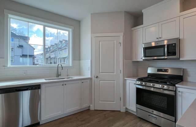 3 Bed 3.5 Bath TownHouse w/ Large Office/Den or additional Suite ~ River Terrace Subdivision! BISD Schools, Mountainside HS, Nike, Intel and More! Gallery 4