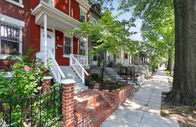 *OPEN HOUSE 9/24 @ 5:30-6:30PM & 9/26 @ 3-4:30PM_*PRICE REDUCED! Charming Wardman-Style Rowhouse in Columbia Heights — Private Deck & Fenced Yard Gallery 3