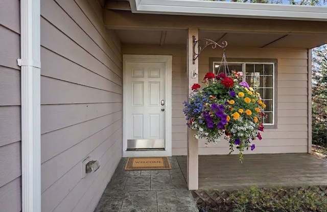 Welcome home to your private woodland retreat tucked away in the heart of Gladstone! Gallery 3