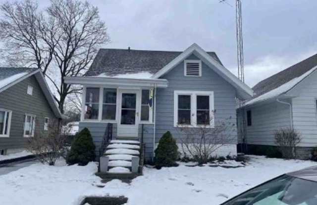 2-bedroom, 1.0 bathroom Home near downtown Saint Joseph - 826 Greenwood Avenue, St. Joseph, MI 49085