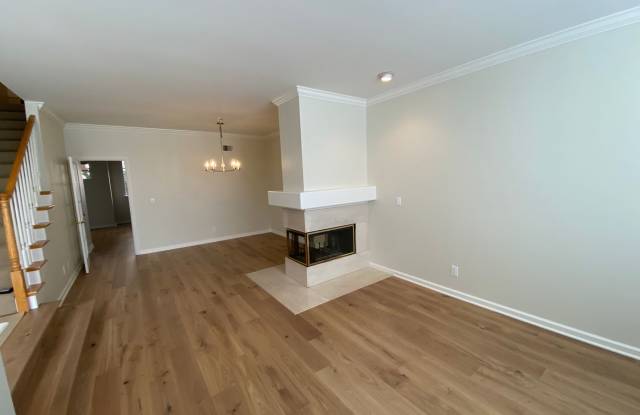 Beautiful, Spacious Condo in Excellent Location! Gallery 3
