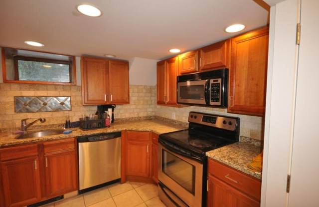 Really nice 3 bed 2 bath in the south end......BROKER FEE PAID BY OWNER!!! photos photos