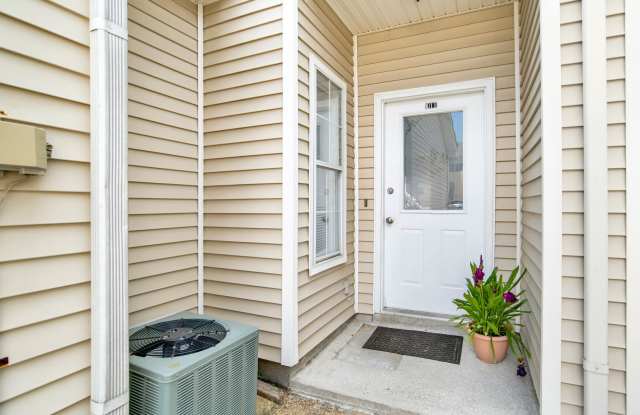 Spacious 2 Bed/2.5 Bath Townhome in POOL CONDO COMPLEX! Gallery 4